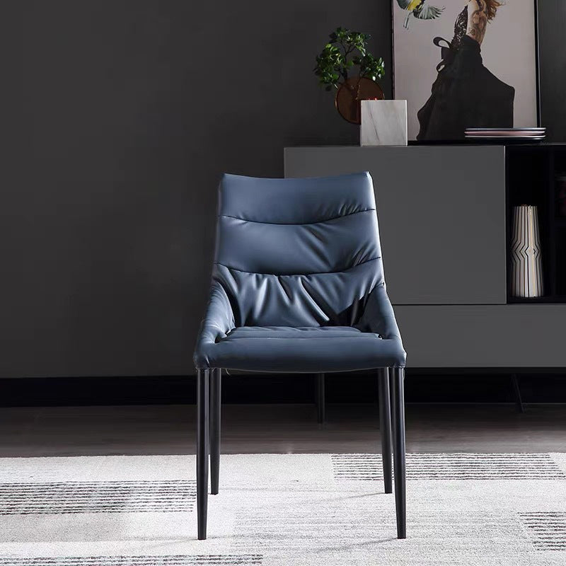 現代の傾斜したアームチェアマット仕上げレザーカーブドパーソンズチェア