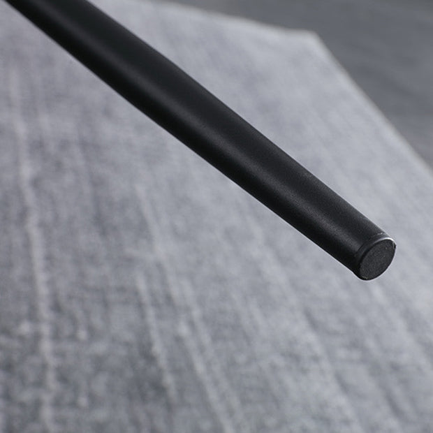 現代の傾斜したアームチェアマット仕上げレザーカーブドパーソンズチェア