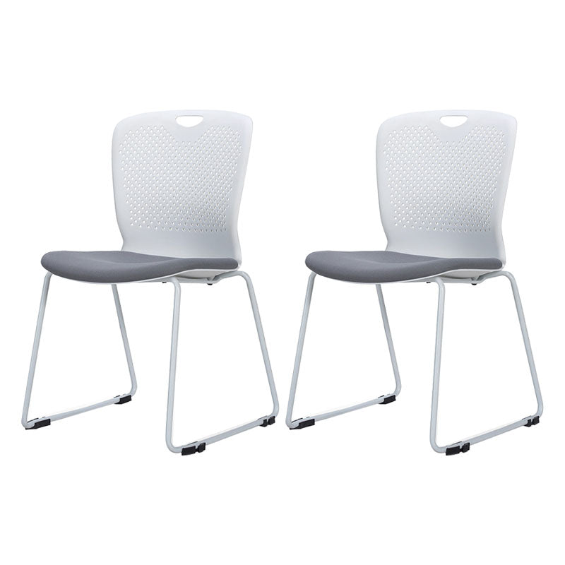 Sedia da ufficio imbottita moderna senza braccio.