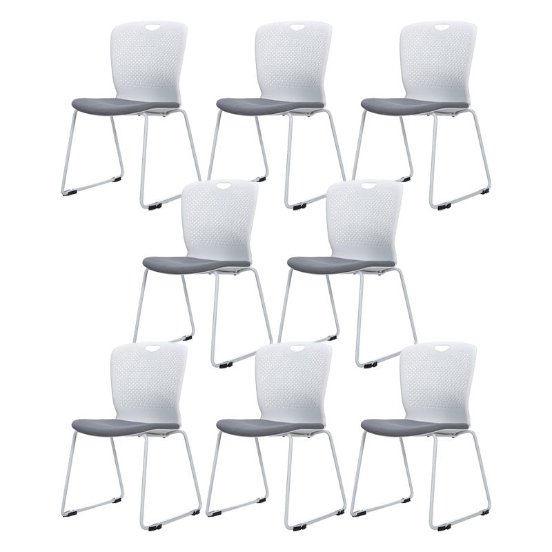 Sedia da ufficio imbottita moderna senza braccio.