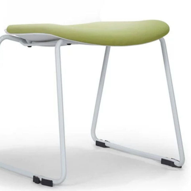 Sedia da ufficio imbottita moderna senza braccio.