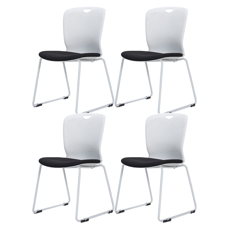 Sedia da ufficio imbottita moderna senza braccio.