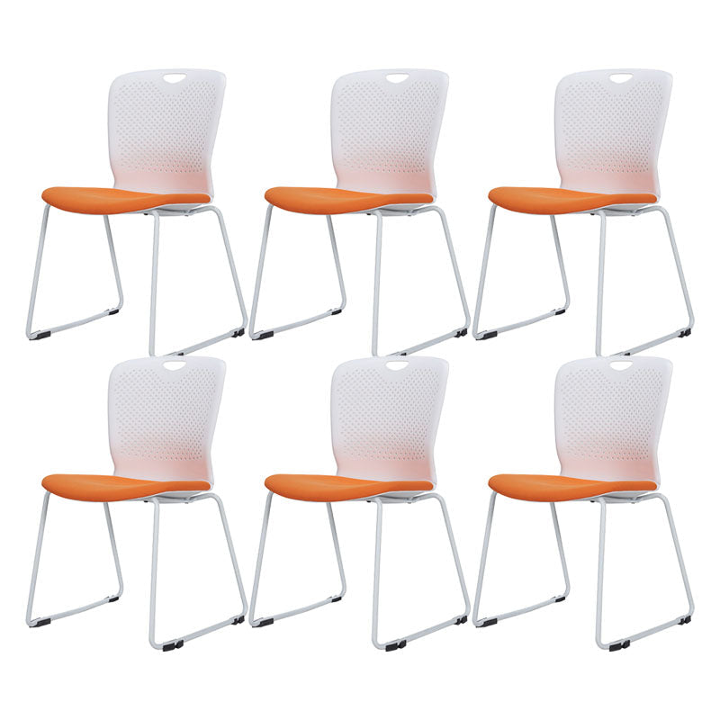 Sedia da ufficio imbottita moderna senza braccio.