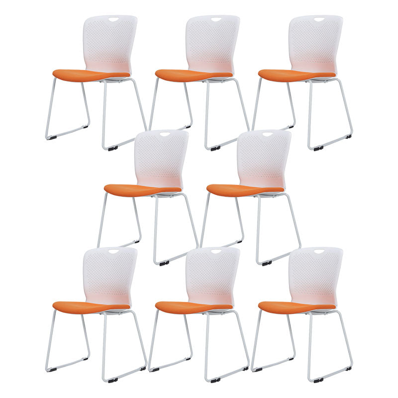 Sedia da ufficio imbottita moderna senza braccio.