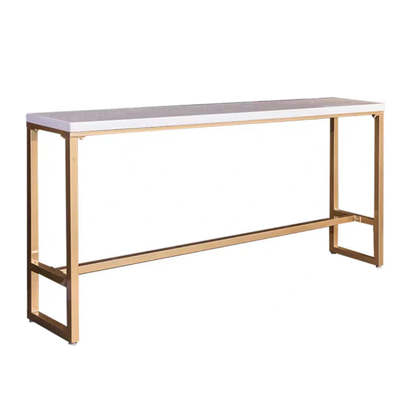 Table de bar rectangulaire en marbre artificielTable de bistro luxueuse avec base à tréteaux en or