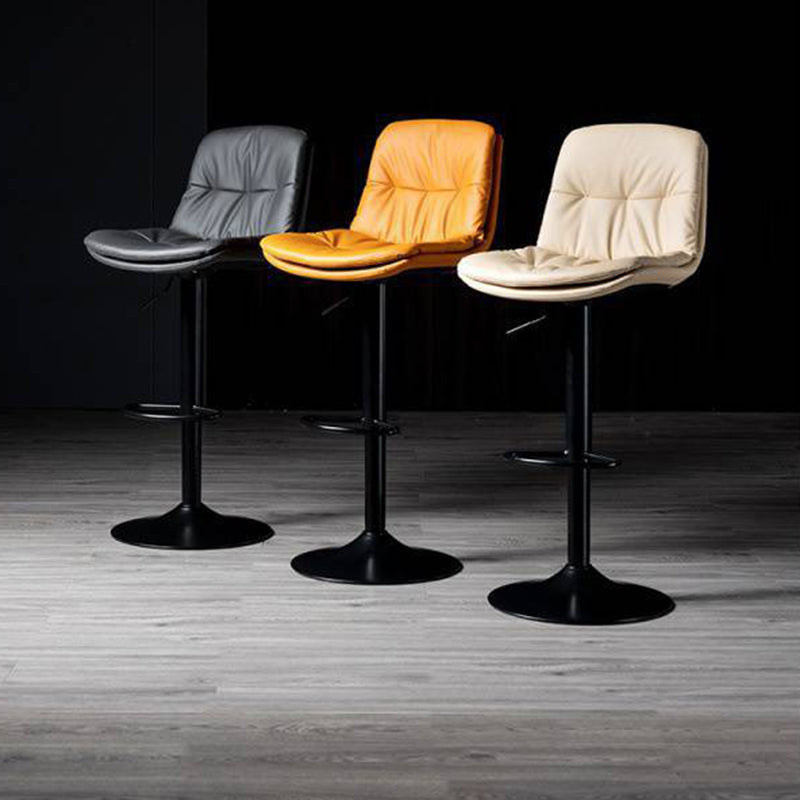 Sgabello moderno in fuorise fritta in fuoventà in metallo regolabile nella finitura opaca