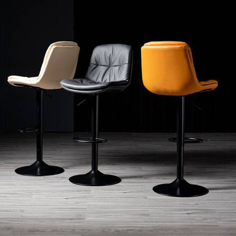 Sgabello moderno in fuorise fritta in fuoventà in metallo regolabile nella finitura opaca