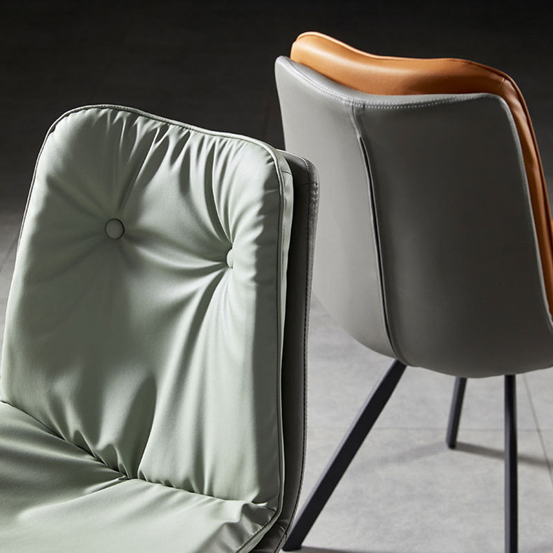 ブラッセリーのための現代のアームレスダイニングチェアレザーカーブドパーソンズサイドチェア