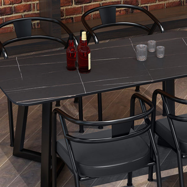 Mesa de comedor rectangular industrial de piedra sinterizada negra con base de metal