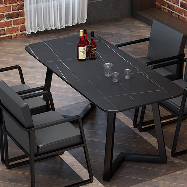 Mesa de comedor rectangular industrial de piedra sinterizada negra con base de metal