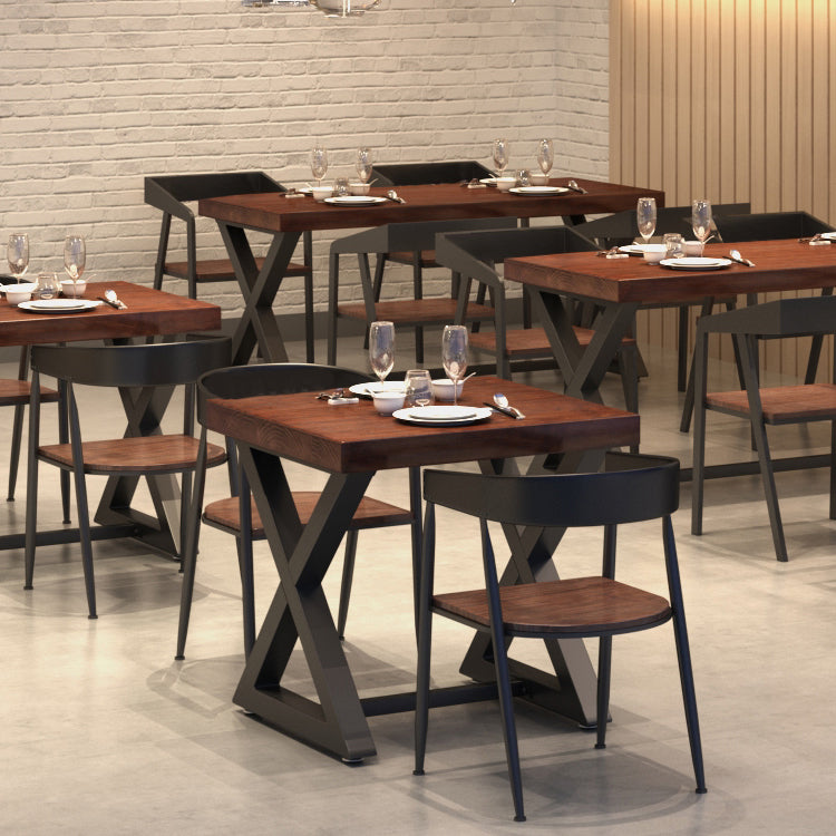 Table de bois en pin industriel pour la table à manger carrée du restaurant avec base de chevalets