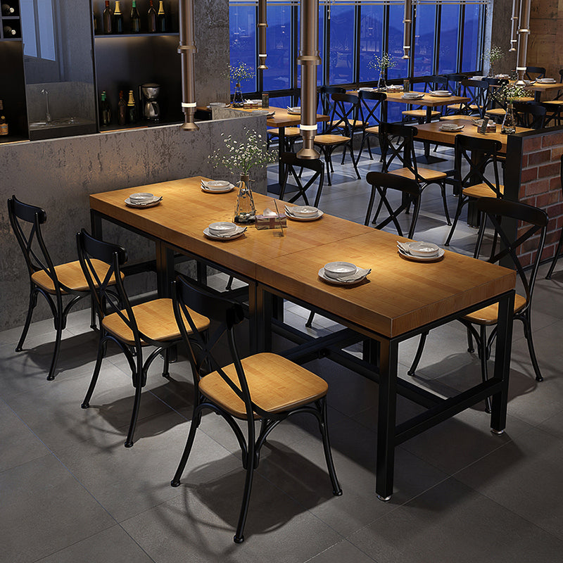 Table de bois en pin industriel pour table à manger au restaurant avec base de chevalet en noir