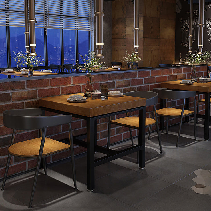 Table de bois en pin industriel pour table à manger au restaurant avec base de chevalet en noir