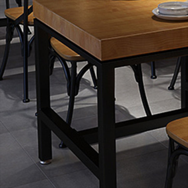 Table de bois en pin industriel pour table à manger au restaurant avec base de chevalet en noir