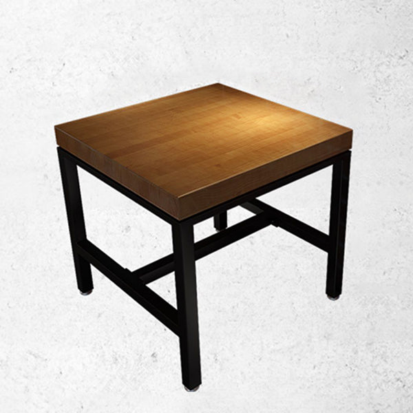 Table de bois en pin industriel pour table à manger au restaurant avec base de chevalet en noir