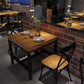 Table de bois en pin industriel pour table à manger au restaurant avec base de chevalet en noir