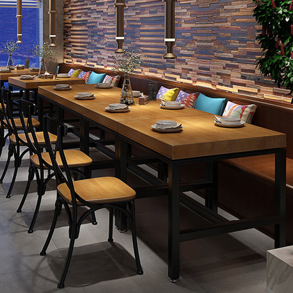 Table de bois en pin industriel pour table à manger au restaurant avec base de chevalet en noir