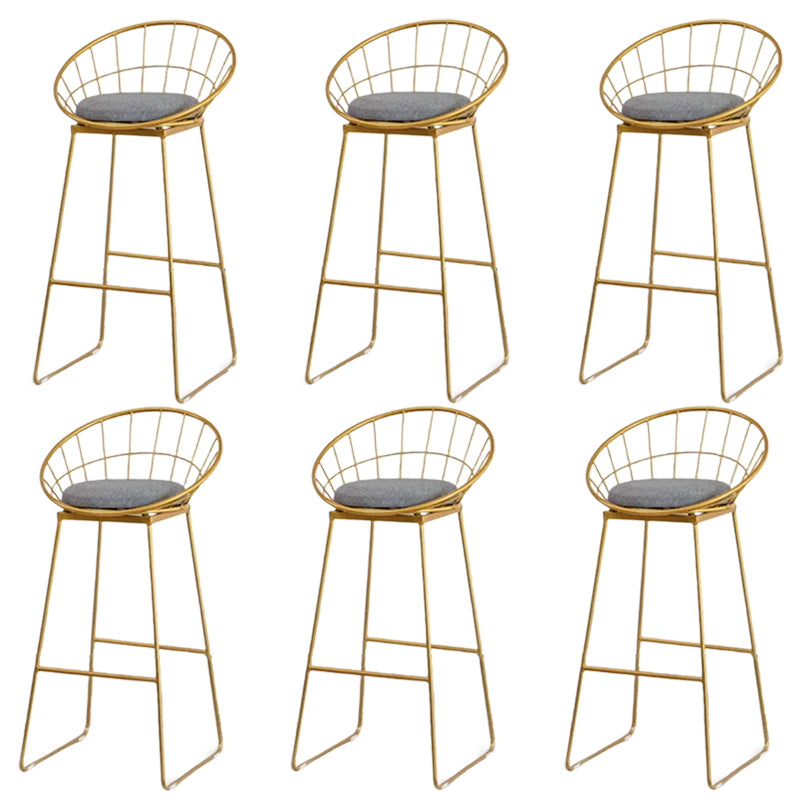 Taburete de tela de taburete de barra de glam metal con patas doradas en acabado mate