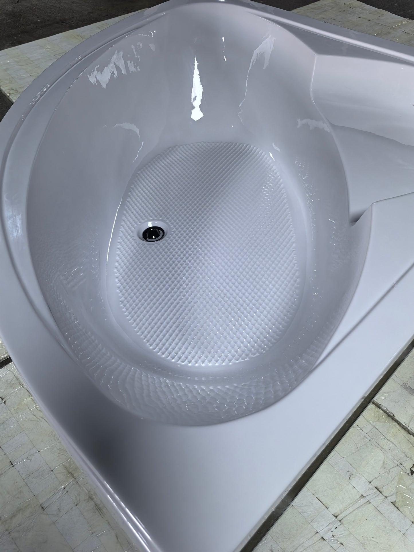 Back to Wall Soaking Bathtub Modern Antique Finish Corner Bath Tub Clearhalo 'Bathroom Remodel & Bathroom Fixtures' 'Bathtubs' 'Home Improvement' 'home_improvement' 'home_improvement_bathtubs' 'Showers & Bathtubs' 566