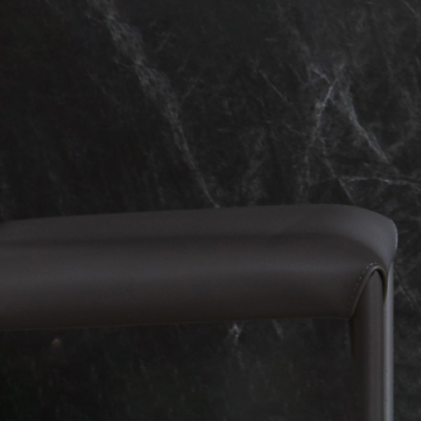 デザイナースタイルのホテルウィングバックチェアレザーマット仕上げダイニングチェア