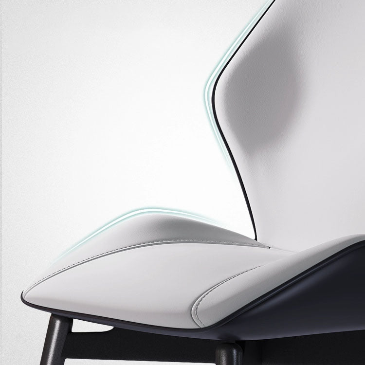 モダンなコーヒーショップウィングバックチェアレザーマット仕上げダイニングチェア