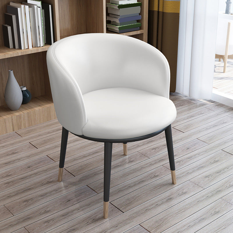 Wapen in moderne stijl omvatte faux leer gestoffeerde accent -fauteuil fauteuil