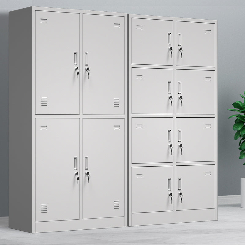 Grijze metalen kast voor badkamer moderne opbergkast met scharnierende deur