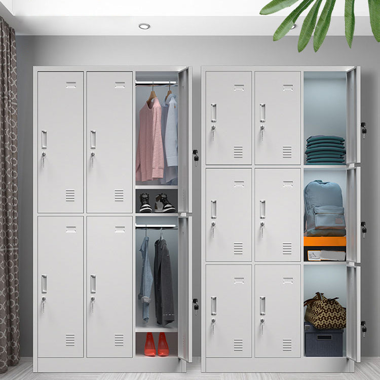 Grijze metalen kast voor badkamer moderne opbergkast met scharnierende deur