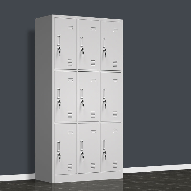 Grijze metalen kast voor badkamer moderne opbergkast met scharnierende deur