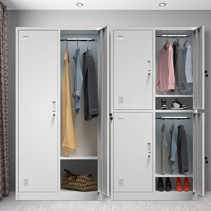 Grijze metalen kast voor badkamer moderne opbergkast met scharnierende deur