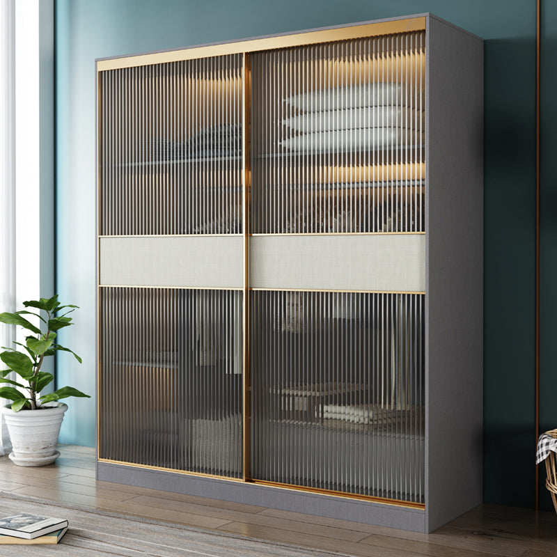 Moderne schuifdeurkleerkast voor thuisgrijze kast met heldere glazen deur