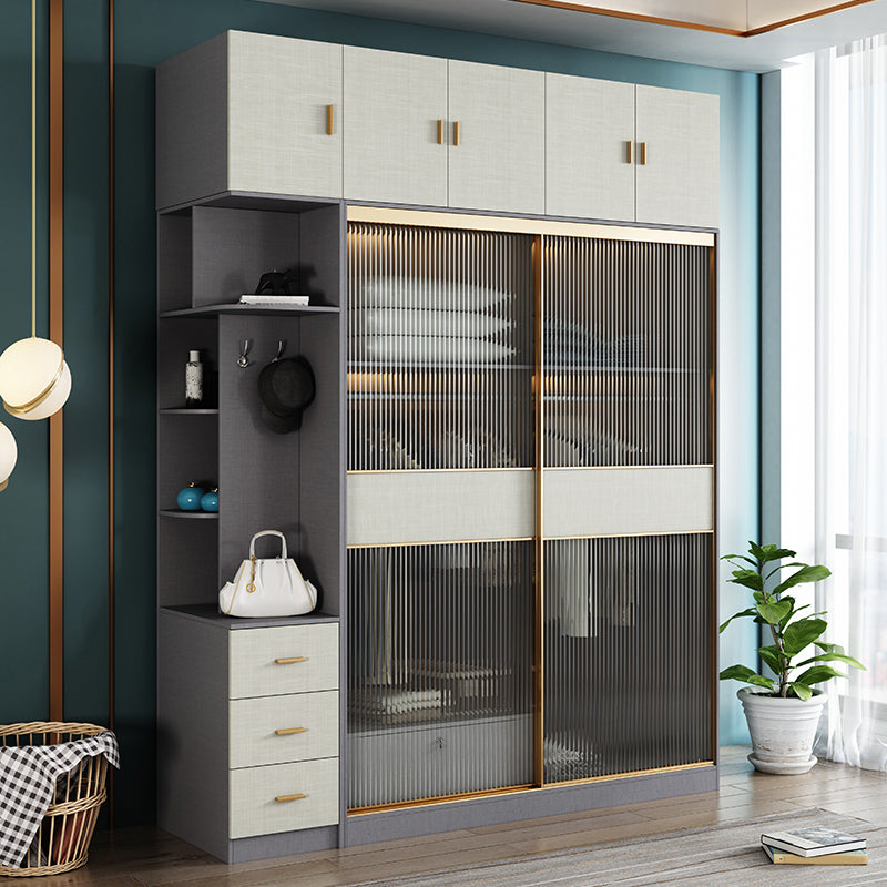 Moderne schuifdeurkleerkast voor thuisgrijze kast met heldere glazen deur