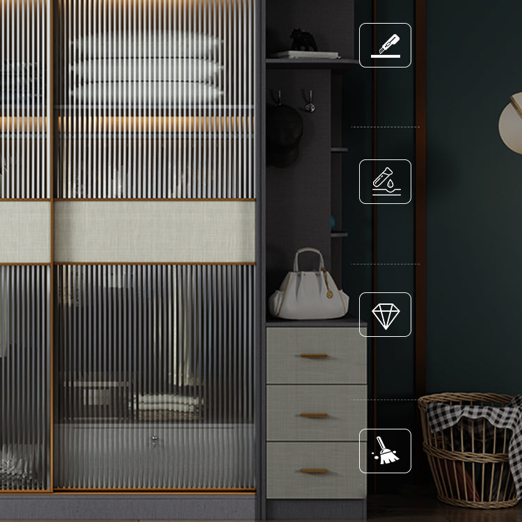 Moderne schuifdeurkleerkast voor thuisgrijze kast met heldere glazen deur