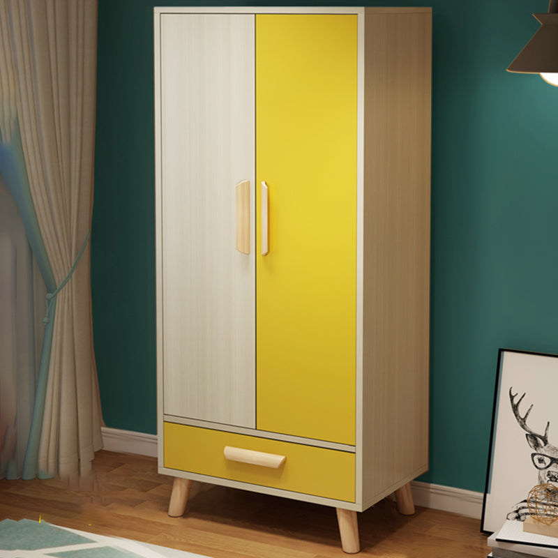 Moderne scharnierende deurgarderobe voor slaapkamer matte afwerking Kast met houten benen