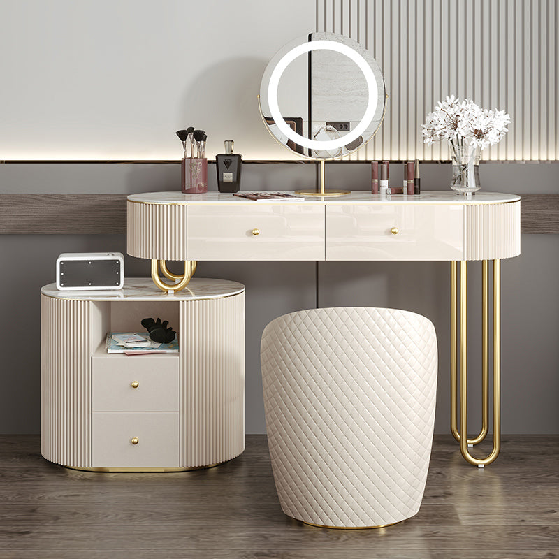 Stone en metalen ijdelheid tafel in beige make -up bureau, glanzende afwerking
