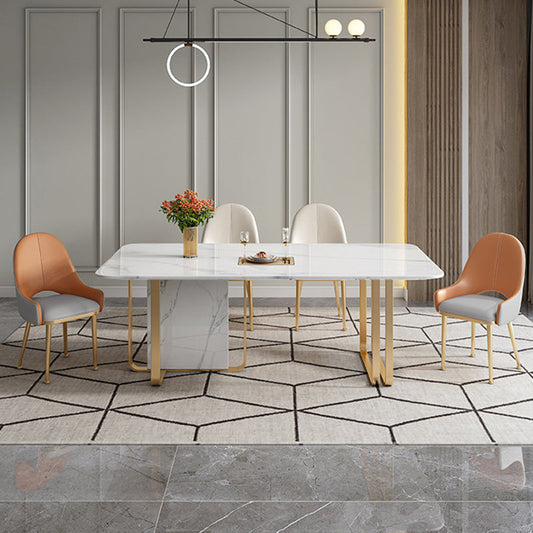 Sedie da pranzo scandinaviane a apertura aperta.