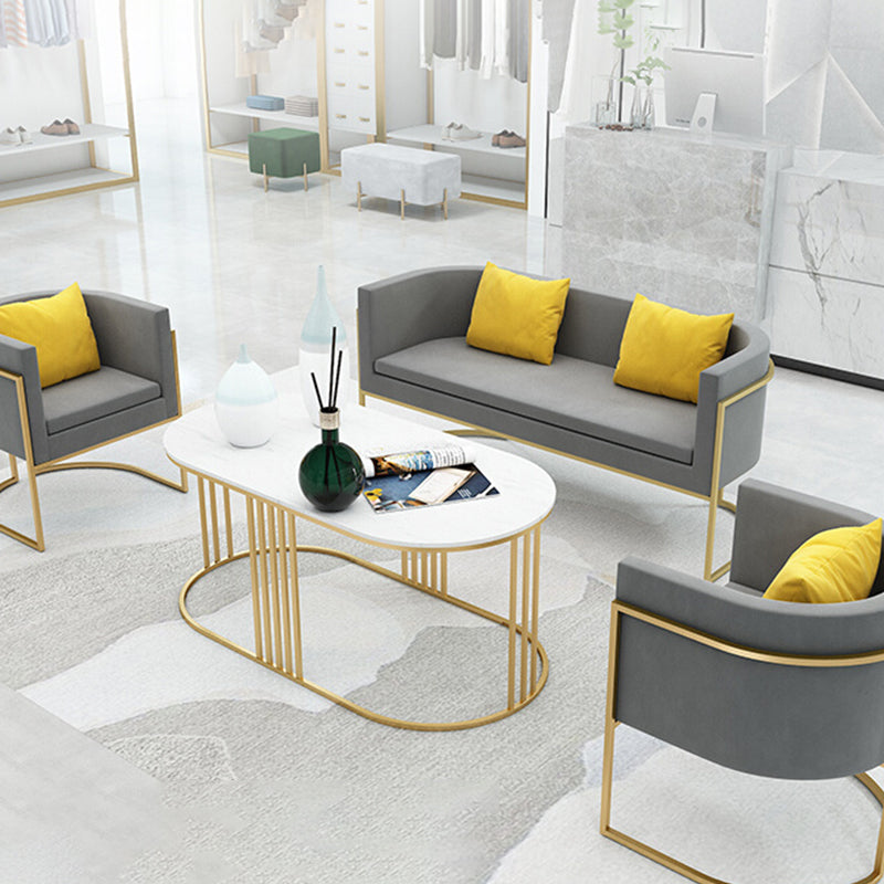 Canapé à dossier moderne avec base dorée et dossier serré pour le salon