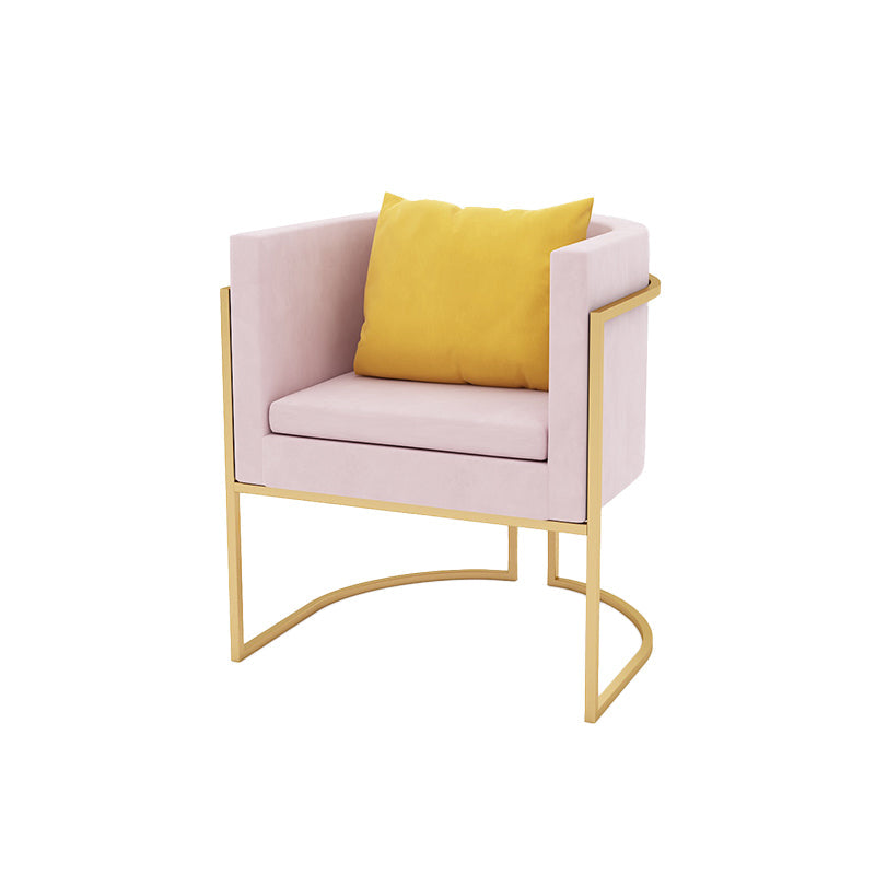 Canapé à dossier moderne avec base dorée et dossier serré pour le salon
