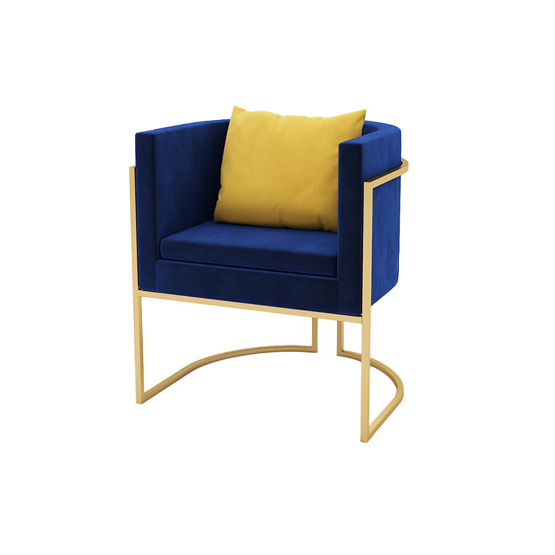Canapé à dossier moderne avec base dorée et dossier serré pour le salon