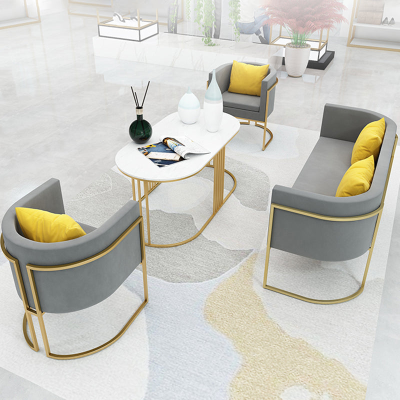 Canapé à dossier moderne avec base dorée et dossier serré pour le salon