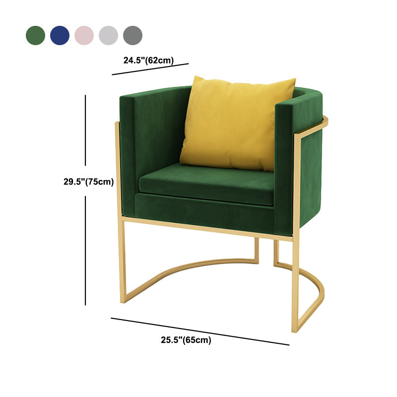 Canapé à dossier moderne avec base dorée et dossier serré pour le salon