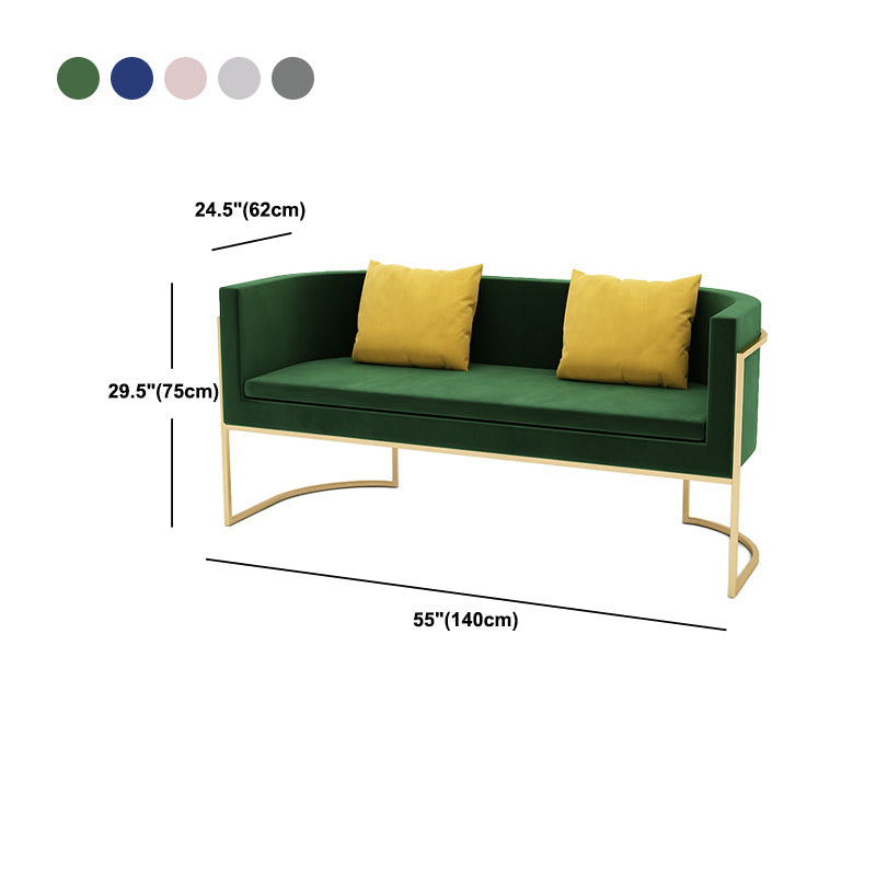 Canapé à dossier moderne avec base dorée et dossier serré pour le salon