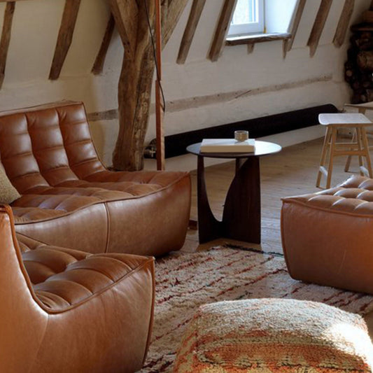 Tavolo da tavolo in legno a base di base astratta.