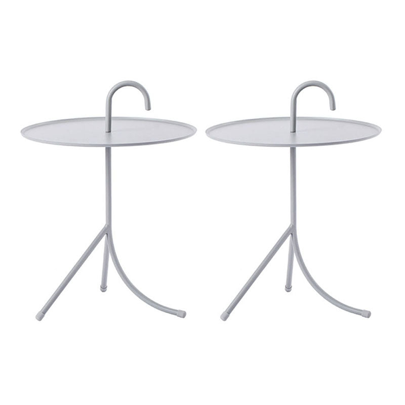 Table d'appoint en métal rond avec une base de 3 jambes dans un style moderne médiéval