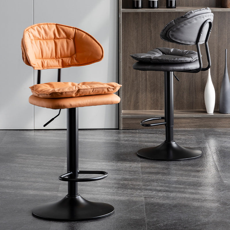 スカンジナビアのメタルバースツール生地屋内のマット仕上げの低腰カウンタースツール