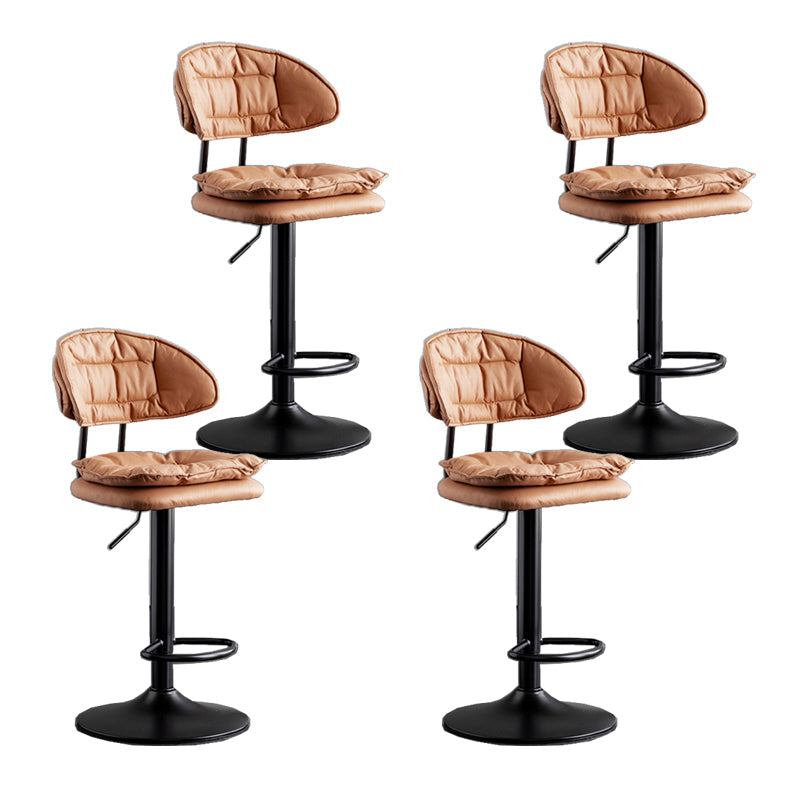 スカンジナビアのメタルバースツール生地屋内のマット仕上げの低腰カウンタースツール