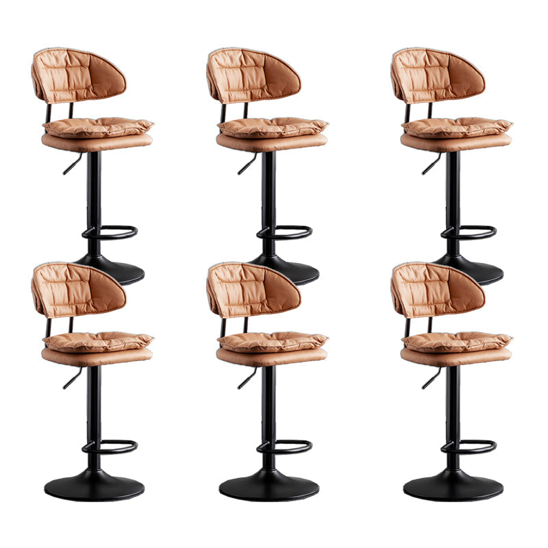 スカンジナビアのメタルバースツール生地屋内のマット仕上げの低腰カウンタースツール