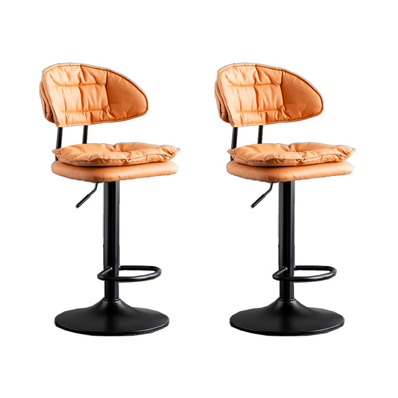 スカンジナビアのメタルバースツール生地屋内のマット仕上げの低腰カウンタースツール