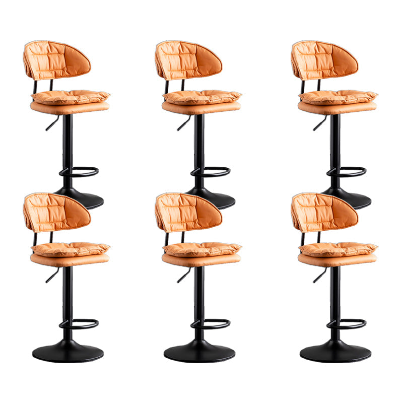 スカンジナビアのメタルバースツール生地屋内のマット仕上げの低腰カウンタースツール