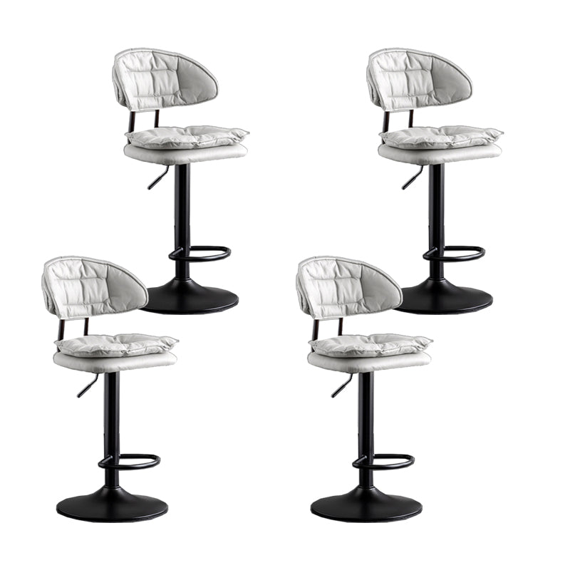 スカンジナビアのメタルバースツール生地屋内のマット仕上げの低腰カウンタースツール